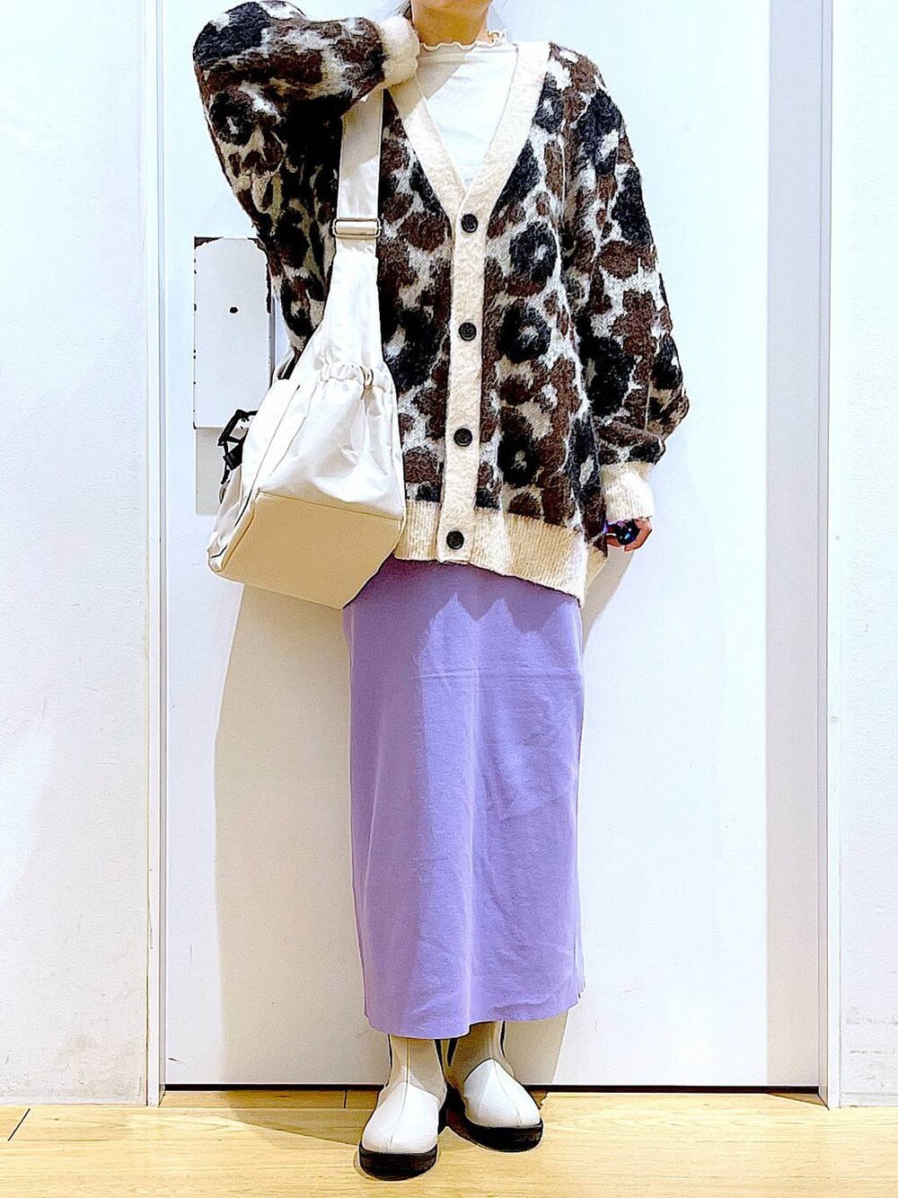 ホワイト系のTシャツ/カットソー、ベージュ系のブーツ、ベージュ系のショルダーバッグを着用したレディースの冬コーディネートの6枚目の写真