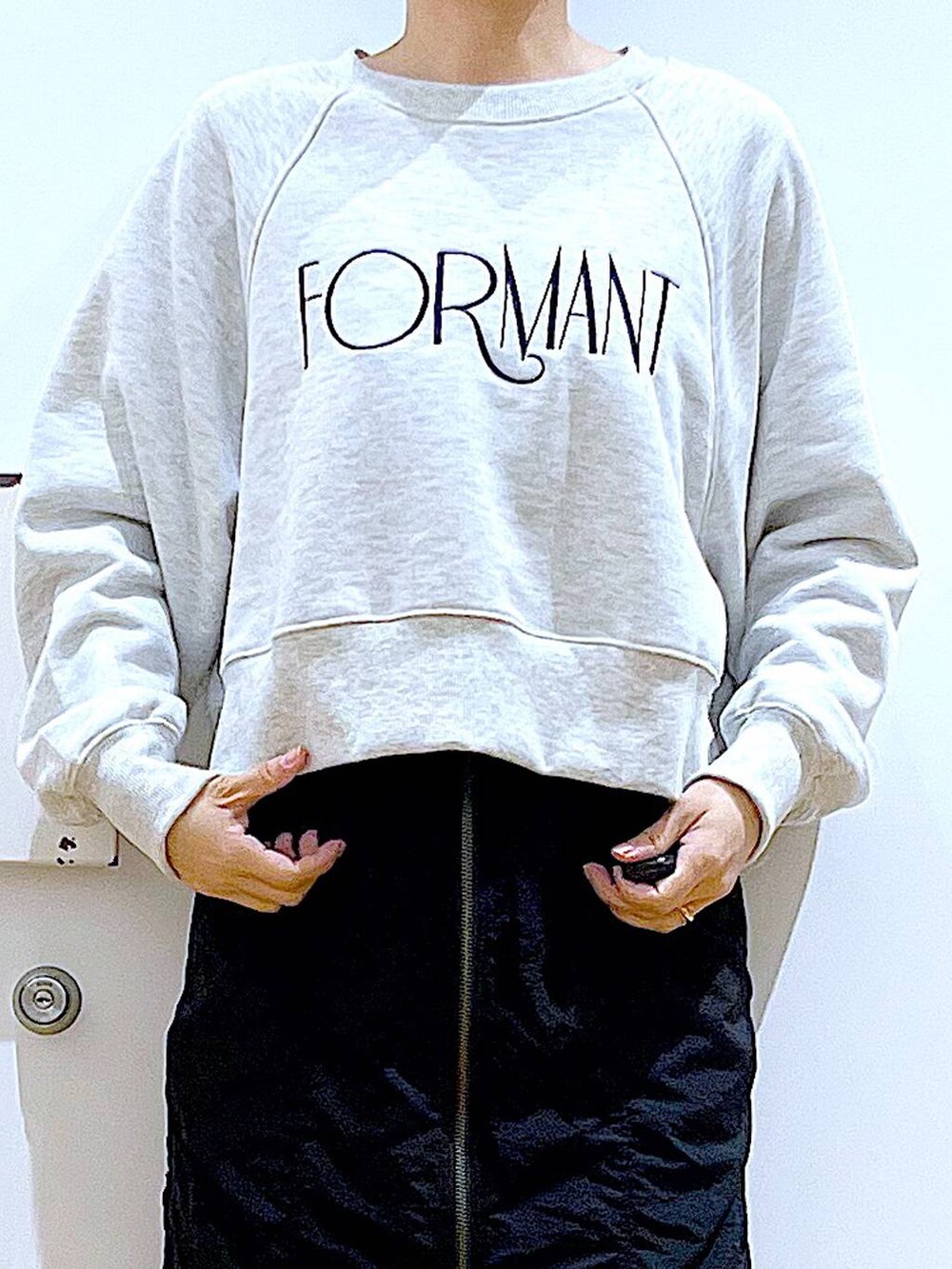 ブラック系のスカート、ブラック系のスニーカー、その他のトートバッグを着用したレディースの春コーディネートの7枚目の写真