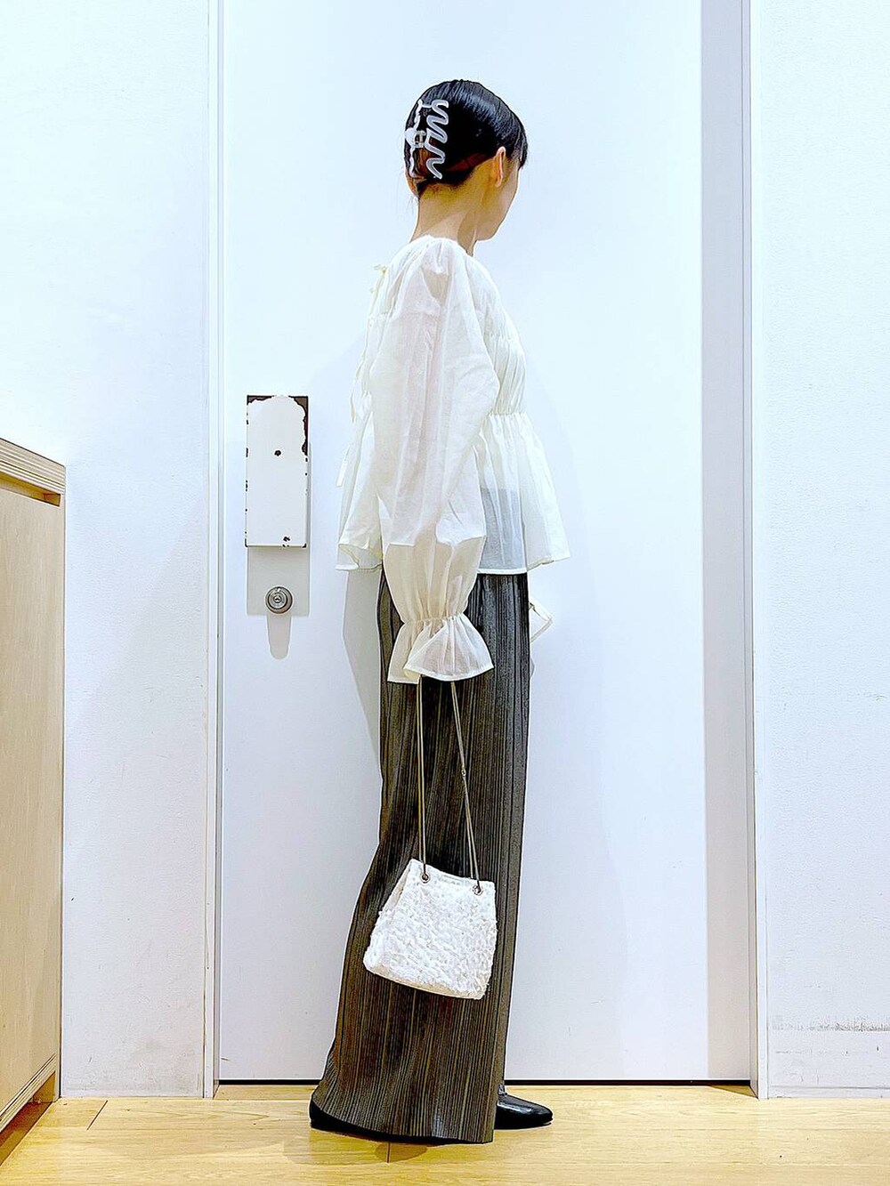 グレー系のその他パンツ、ブラック系のパンプス、ホワイト系のシャツ/ブラウスを着用したレディースの秋コーディネートの4枚目の写真