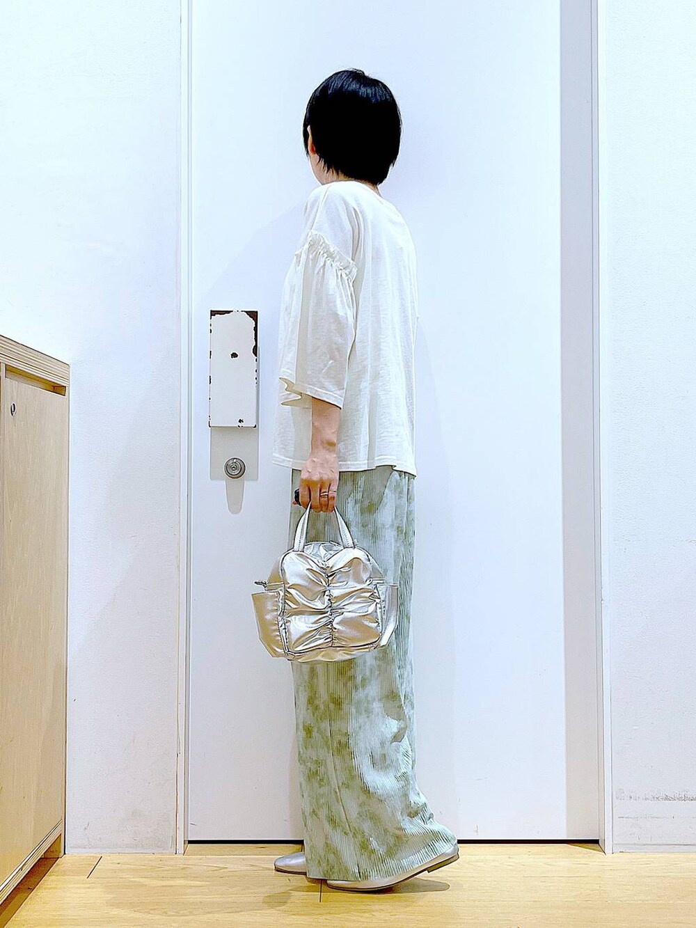 シルバー系のパンプス、その他のショルダーバッグ、グリーン系のその他パンツを着用したレディースの春コーディネートの3枚目の写真