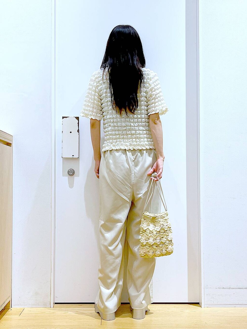 シルバー系のサンダル、ベージュ系のショルダーバッグ、ベージュ系のTシャツ/カットソーを着用したレディースの夏コーディネートの5枚目の写真