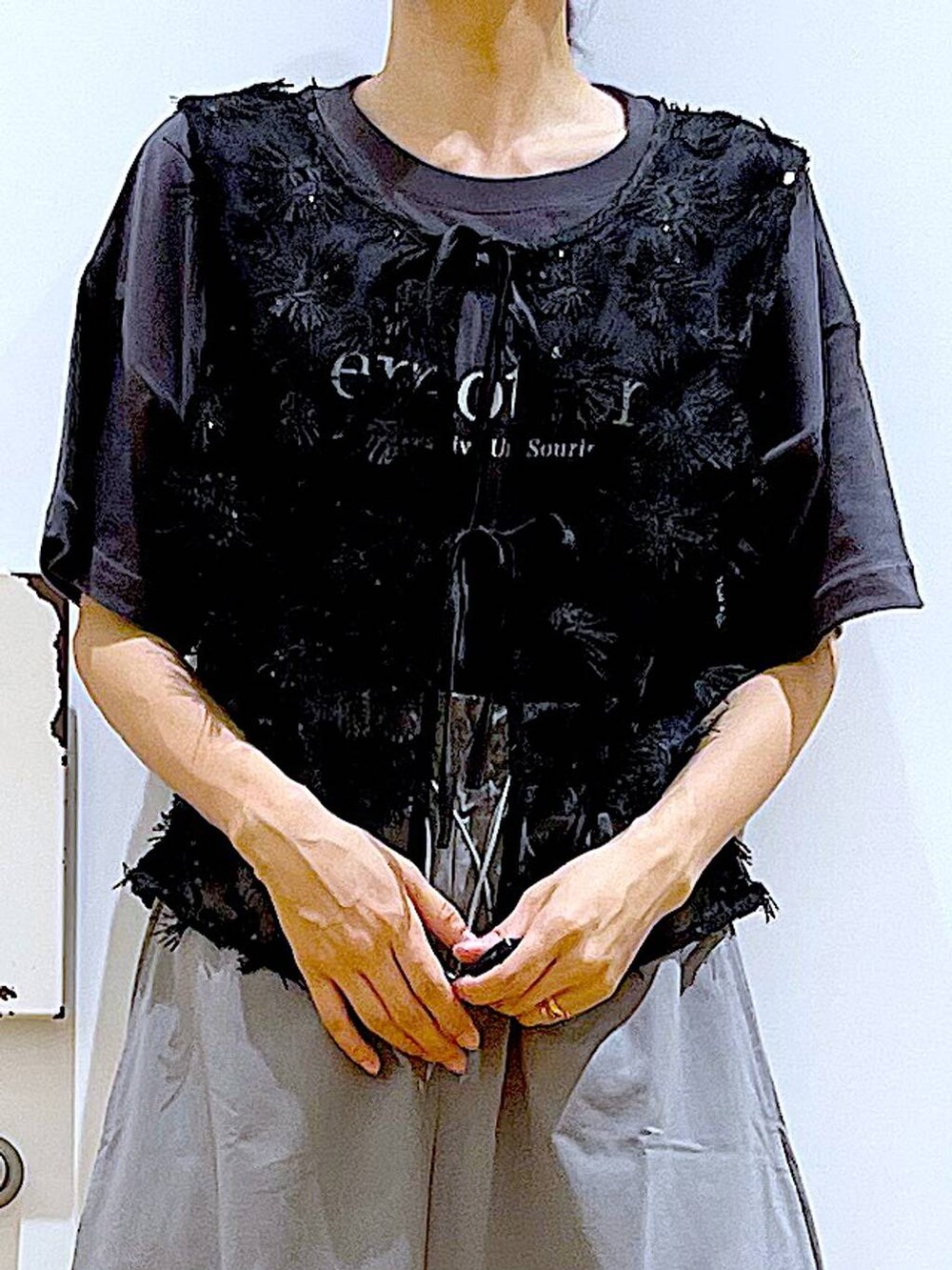 ブラック系のサンダル、ブラック系のショルダーバッグ、グレー系のスカートを着用したレディースの秋コーディネートの7枚目の写真