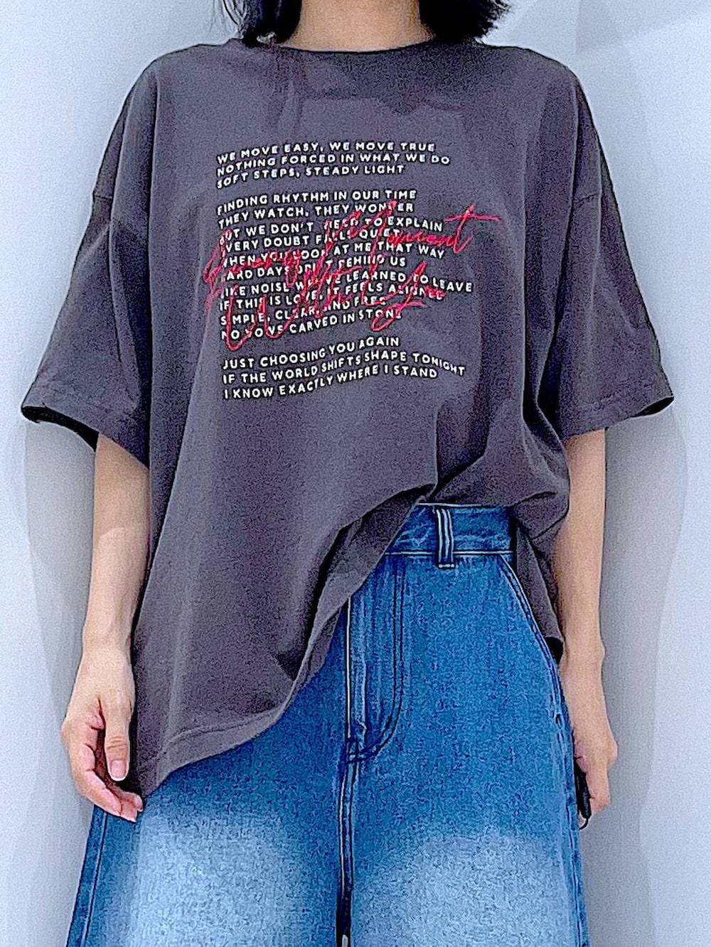 ブラック系のサンダル、ホワイト系のトートバッグ、グレー系のTシャツ/カットソーを着用したレディースの夏コーディネートの7枚目の写真