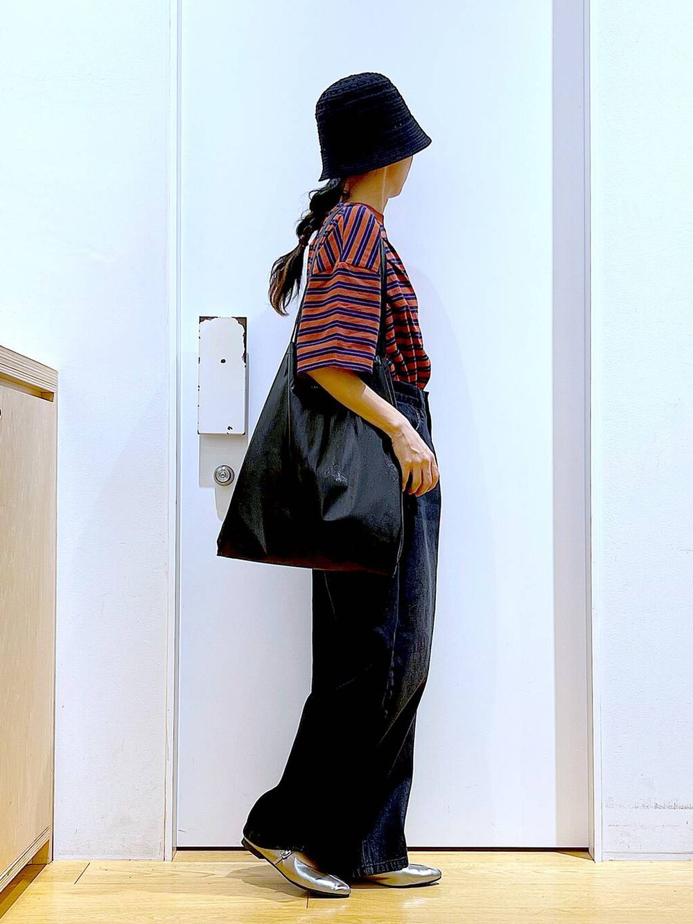 ブラック系のトートバッグ、その他のパンプス、ブラック系のデニムパンツを着用したレディースの夏コーディネートの4枚目の写真