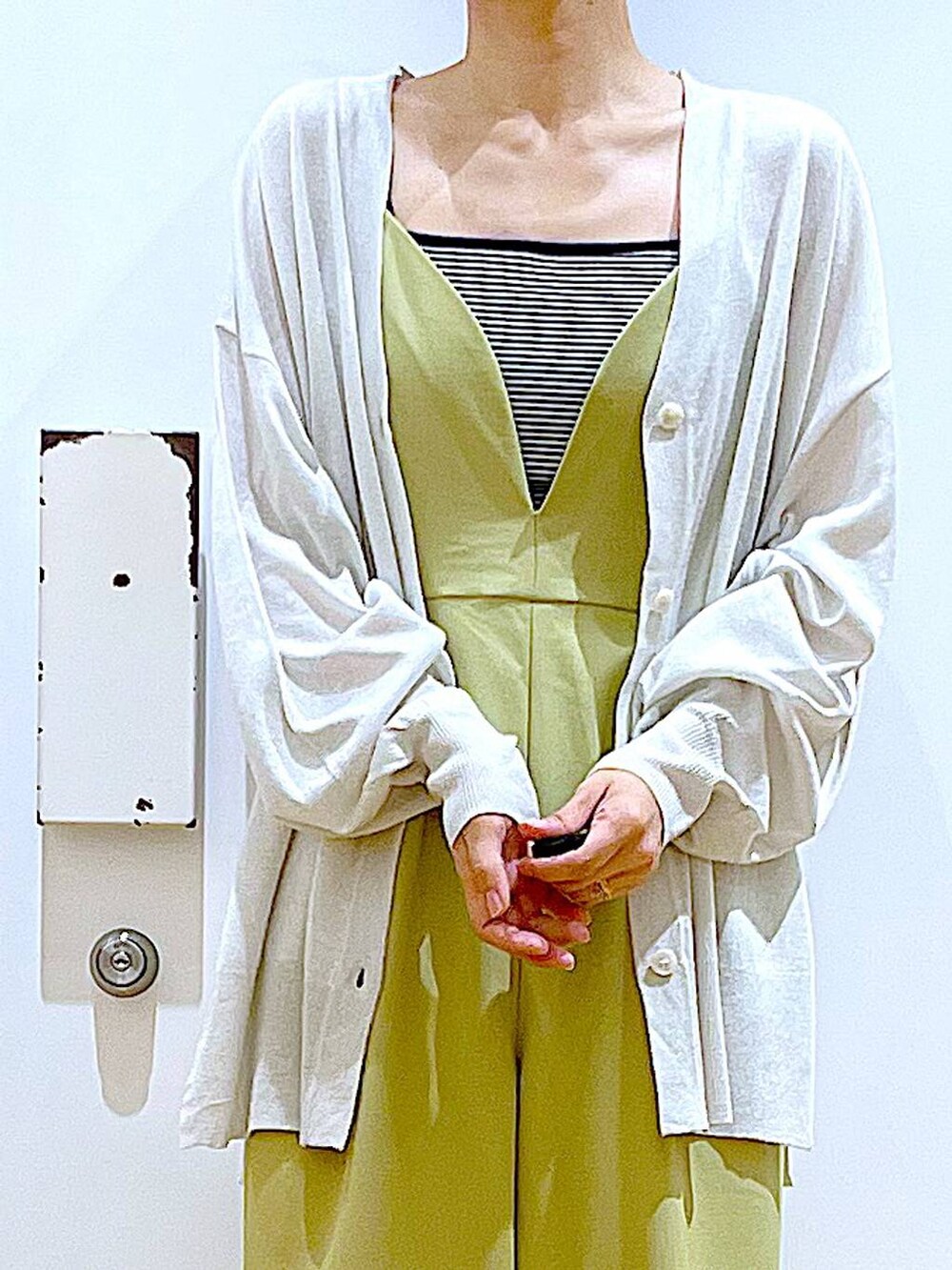 「リラックス、若見え、ゆったり、休日コーデ、骨格ウェーブ、LAKOLE、カーディガン、夏コーデ、春コーデ、サロペット、カジュアル、デートコーデ、トートバッグ、フラットシューズ、キャミソール」｜「LAKOLEのフェイクレザーギャザートートバッグ / 105058（トートバッグ、ホワイト系）」を使った、あおき@LAKOLE海老名さん（レディース・156cm）の春コーディネートの7枚目の写真