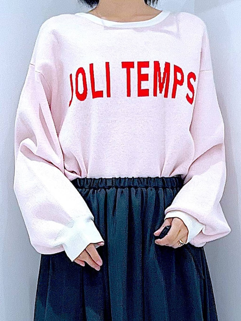 ブラウン系のショルダーバッグ、ブラック系のブーツ、ベージュ系のニット/セーターを着用したレディースの冬コーディネートの7枚目の写真