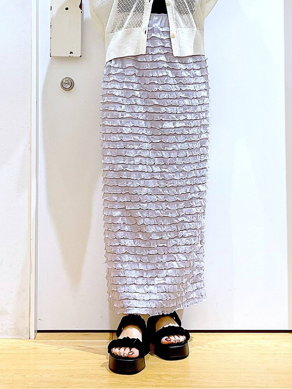 ブラック系のサンダル、ブラック系のショルダーバッグ、ホワイト系のカーディガン/ボレロを着用したレディースの夏コーディネートの8枚目の写真