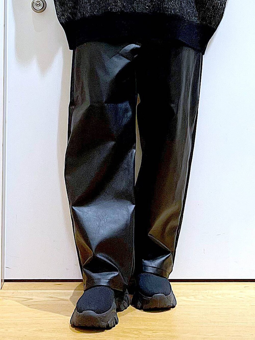 ブラック系のブーツ、ブラック系のその他パンツ、シルバー系のショルダーバッグを着用したレディースの冬コーディネートの8枚目の写真