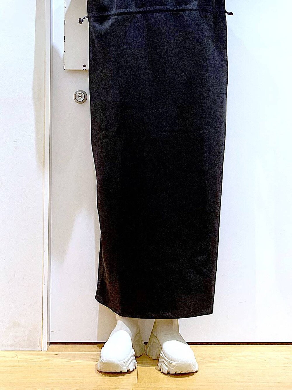 ベージュ系のブーツ、ブラック系のワンピース、その他のショルダーバッグを着用したレディースの秋コーディネートの8枚目の写真