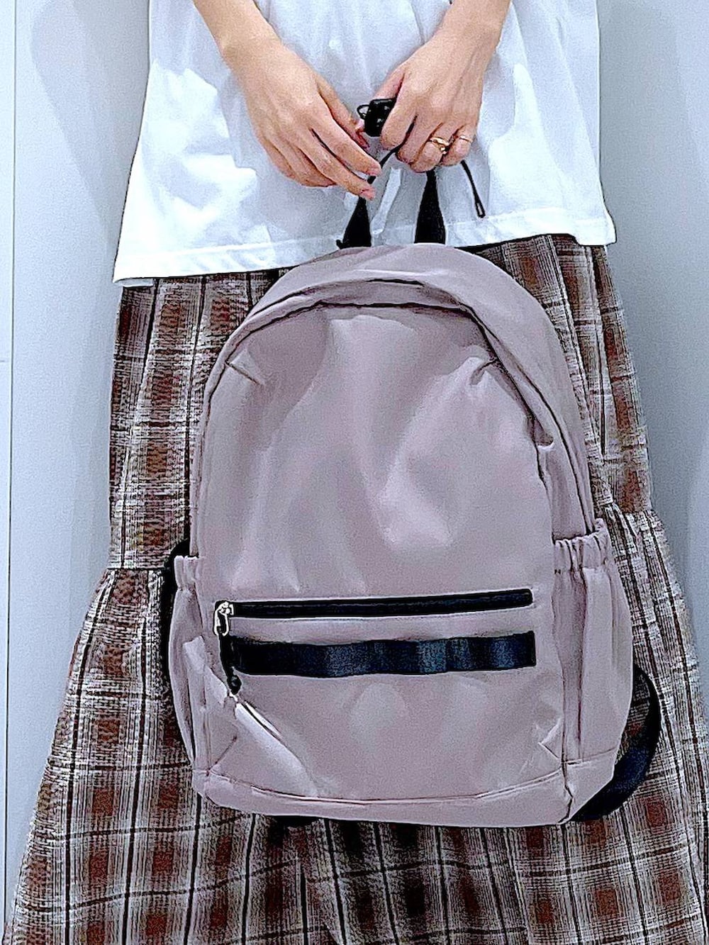 ベージュ系のバックパック/リュック、ホワイト系のサンダル、ブラウン系のワンピースを着用したレディースの夏コーディネートの9枚目の写真