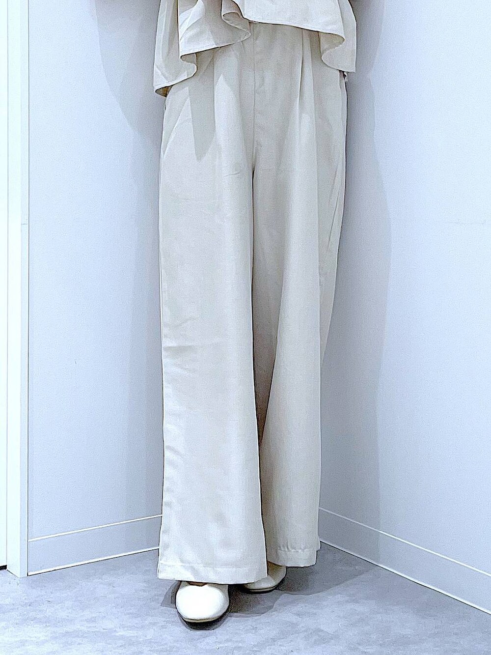 ホワイト系のパンプス、イエロー系のショルダーバッグ、ホワイト系のTシャツ/カットソーを着用したレディースの夏コーディネートの8枚目の写真