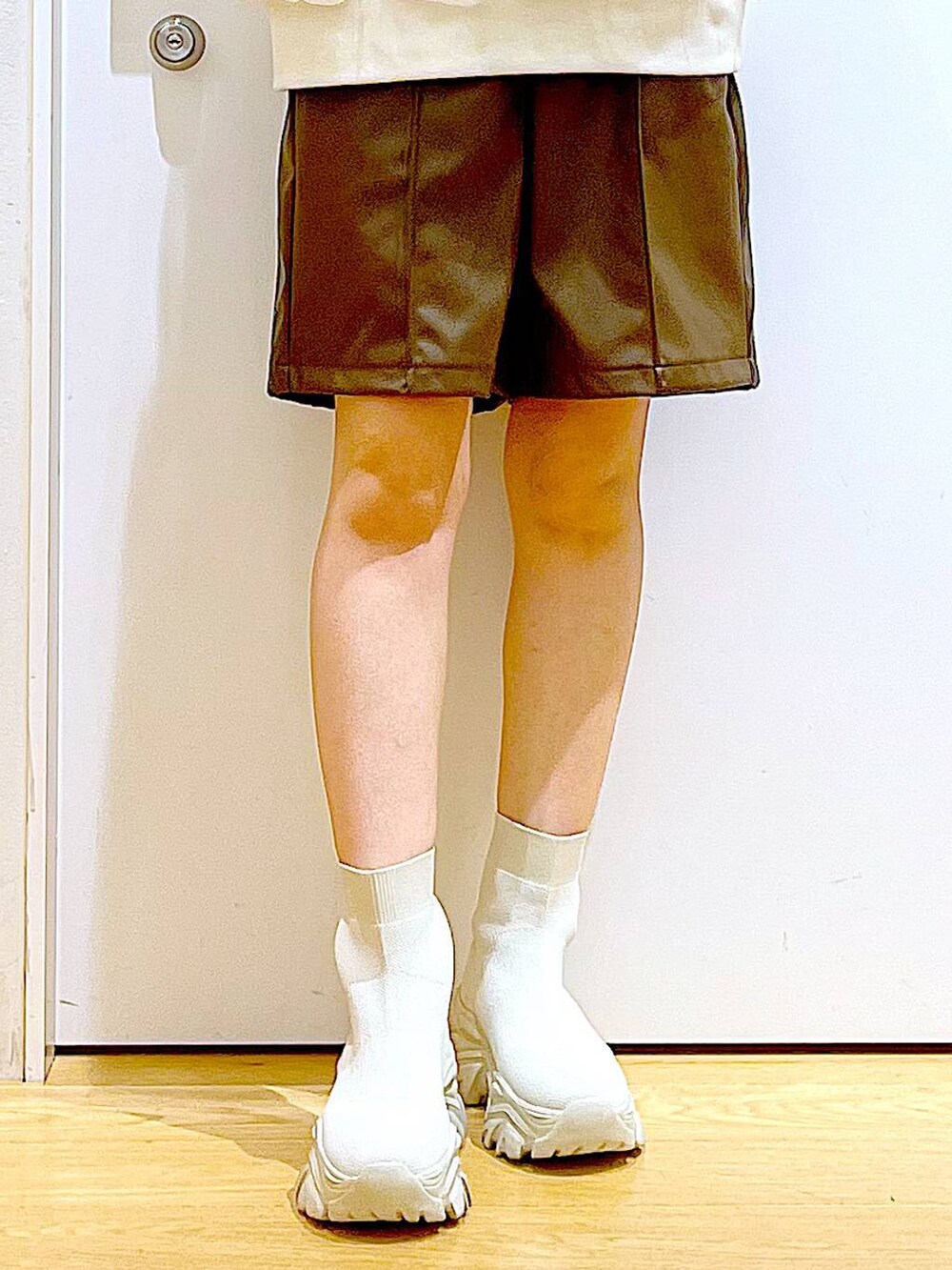 その他のショルダーバッグ、ベージュ系のブーツ、ベージュ系のスウェットを着用したレディースの冬コーディネートの8枚目の写真