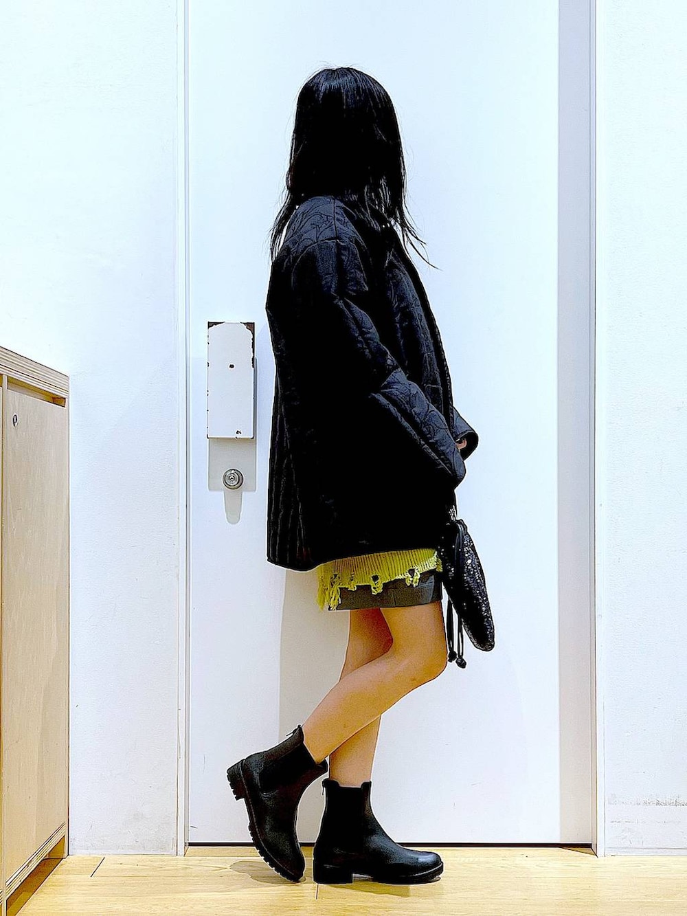 ブラック系のブーツ、ブラック系のショルダーバッグ、グレー系のその他パンツを着用したレディースの冬コーディネートの4枚目の写真