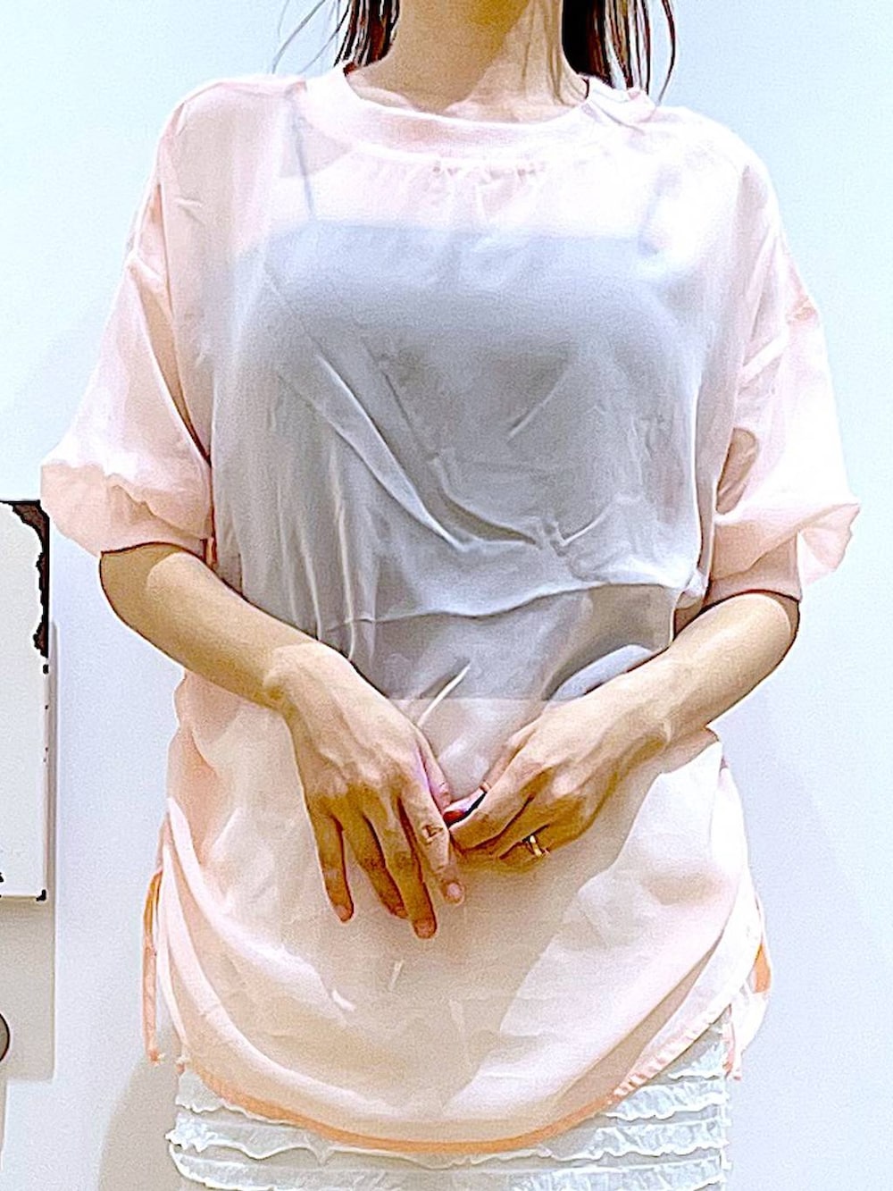 ホワイト系のサンダル、ホワイト系のショルダーバッグ、ホワイト系のスカートを着用したレディースの夏コーディネートの7枚目の写真