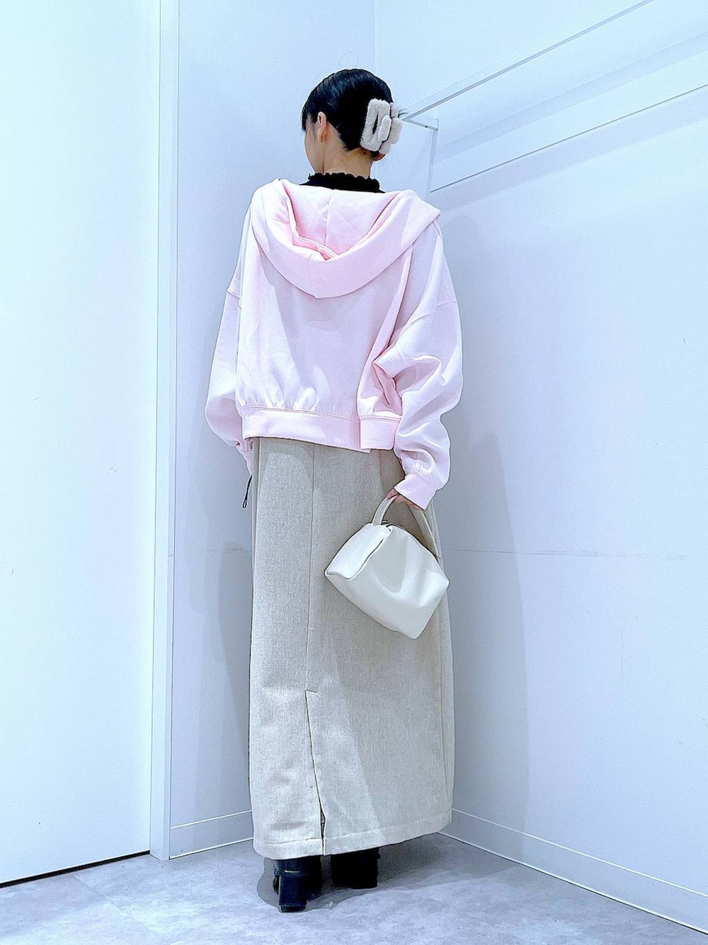 ブラック系のブーツ、ベージュ系のジャンパースカート、ブラック系のTシャツ/カットソーを着用したレディースの冬コーディネートの5枚目の写真