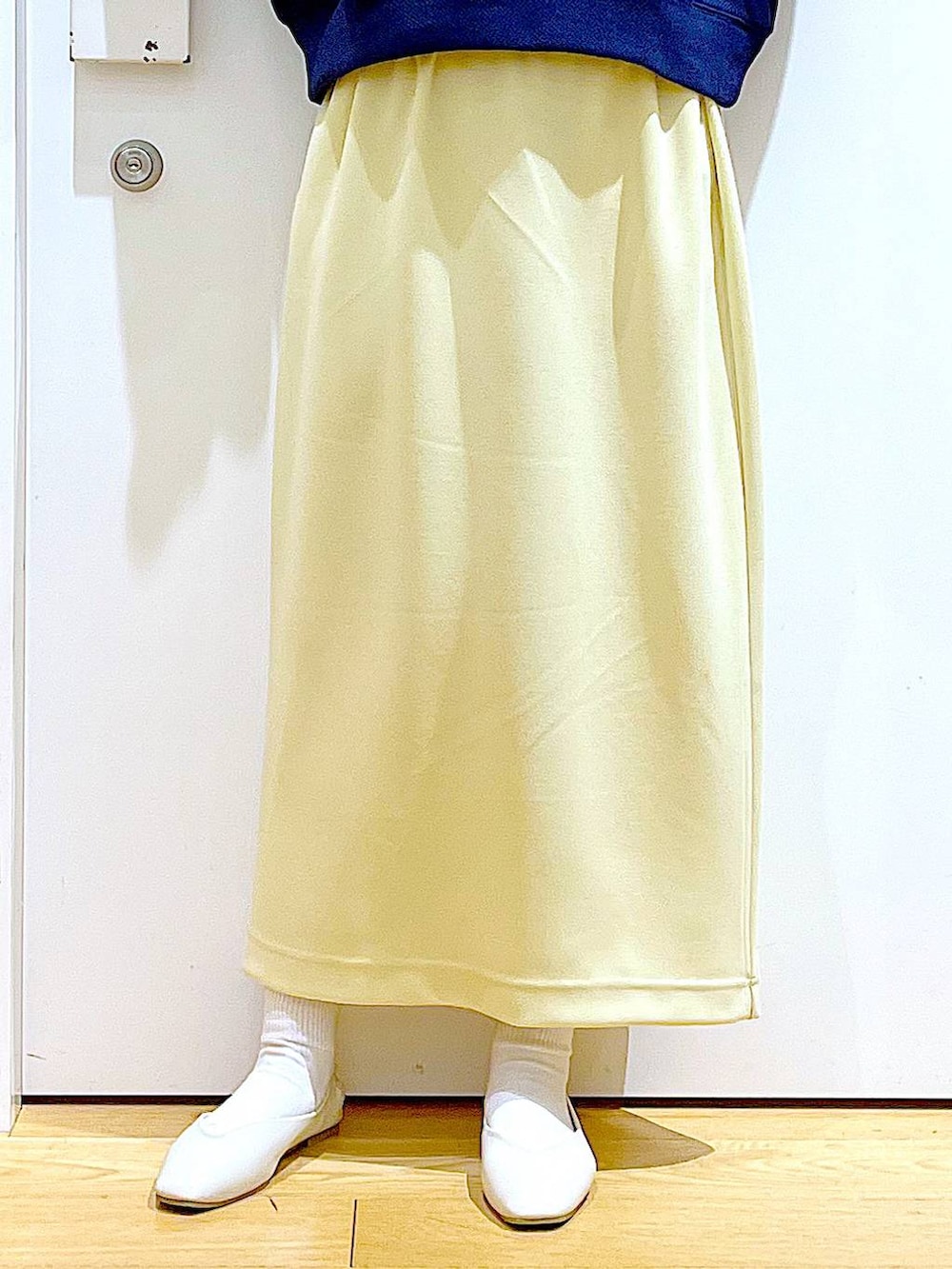 ホワイト系のパンプス、ブルー系のTシャツ/カットソー、イエロー系のスカートを着用したレディースの春コーディネートの8枚目の写真