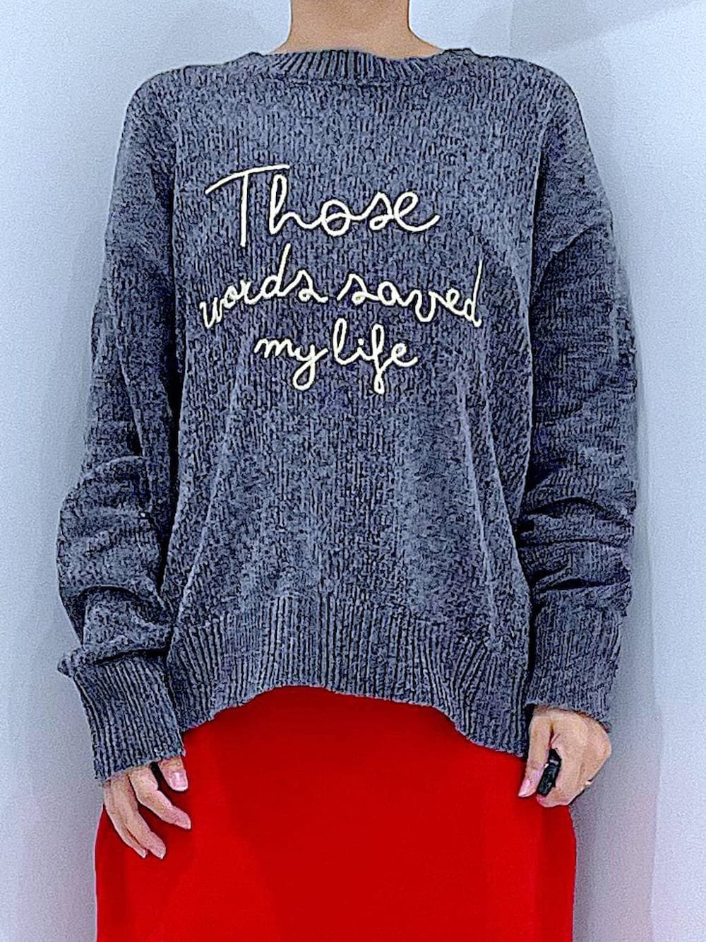 ベージュ系のショルダーバッグ、ブラック系のブーツ、グレー系のニット/セーターを着用したレディースの冬コーディネートの7枚目の写真