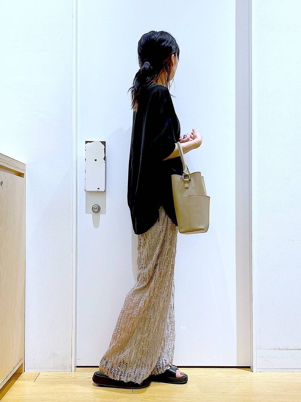 ブラック系のサンダル、ベージュ系のショルダーバッグ、ベージュ系のその他パンツを着用したレディースの夏コーディネートの4枚目の写真