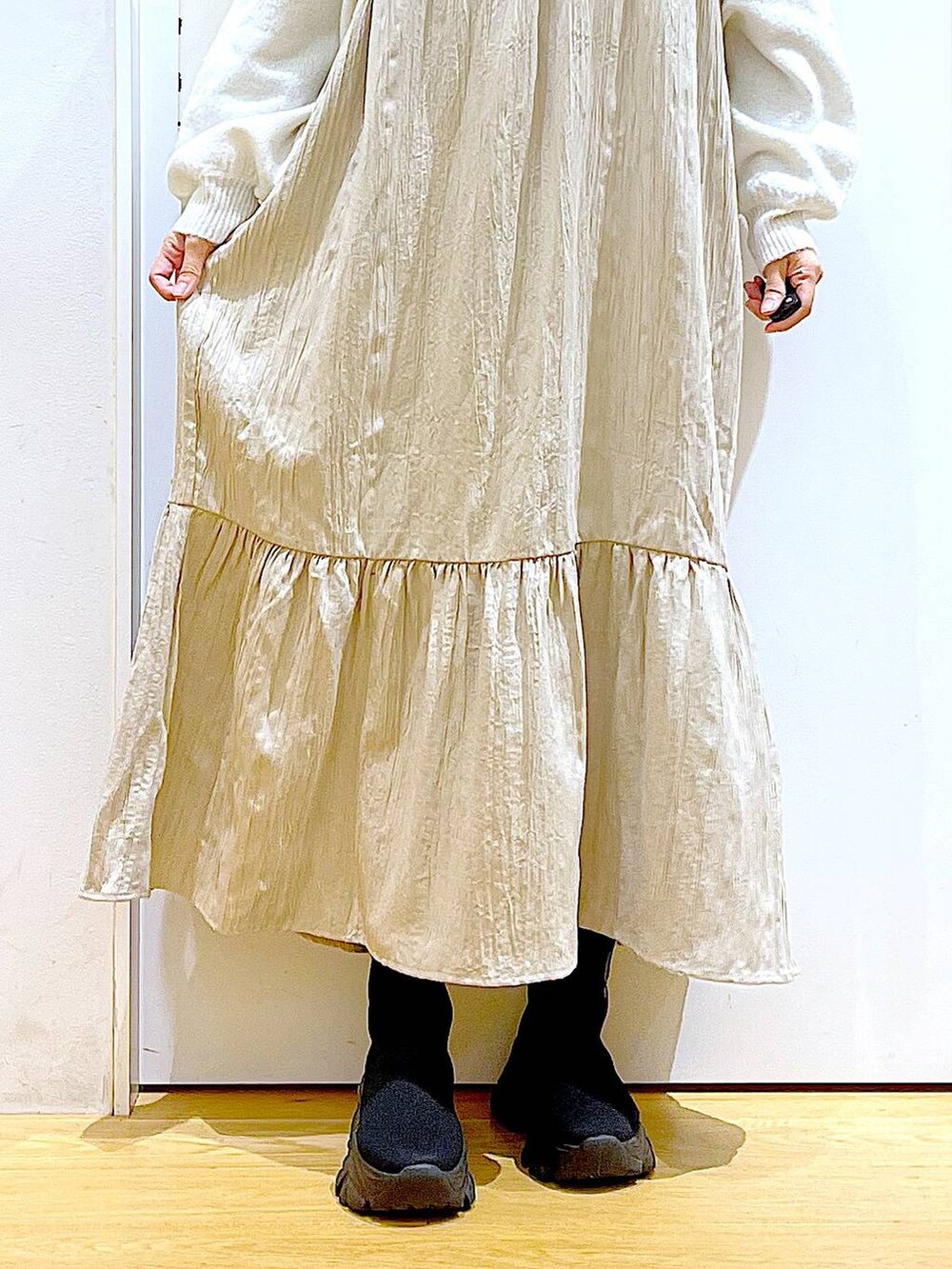 ブラック系のブーツ、ブラック系のトートバッグ、ベージュ系のニット/セーターを着用したレディースの冬コーディネートの8枚目の写真