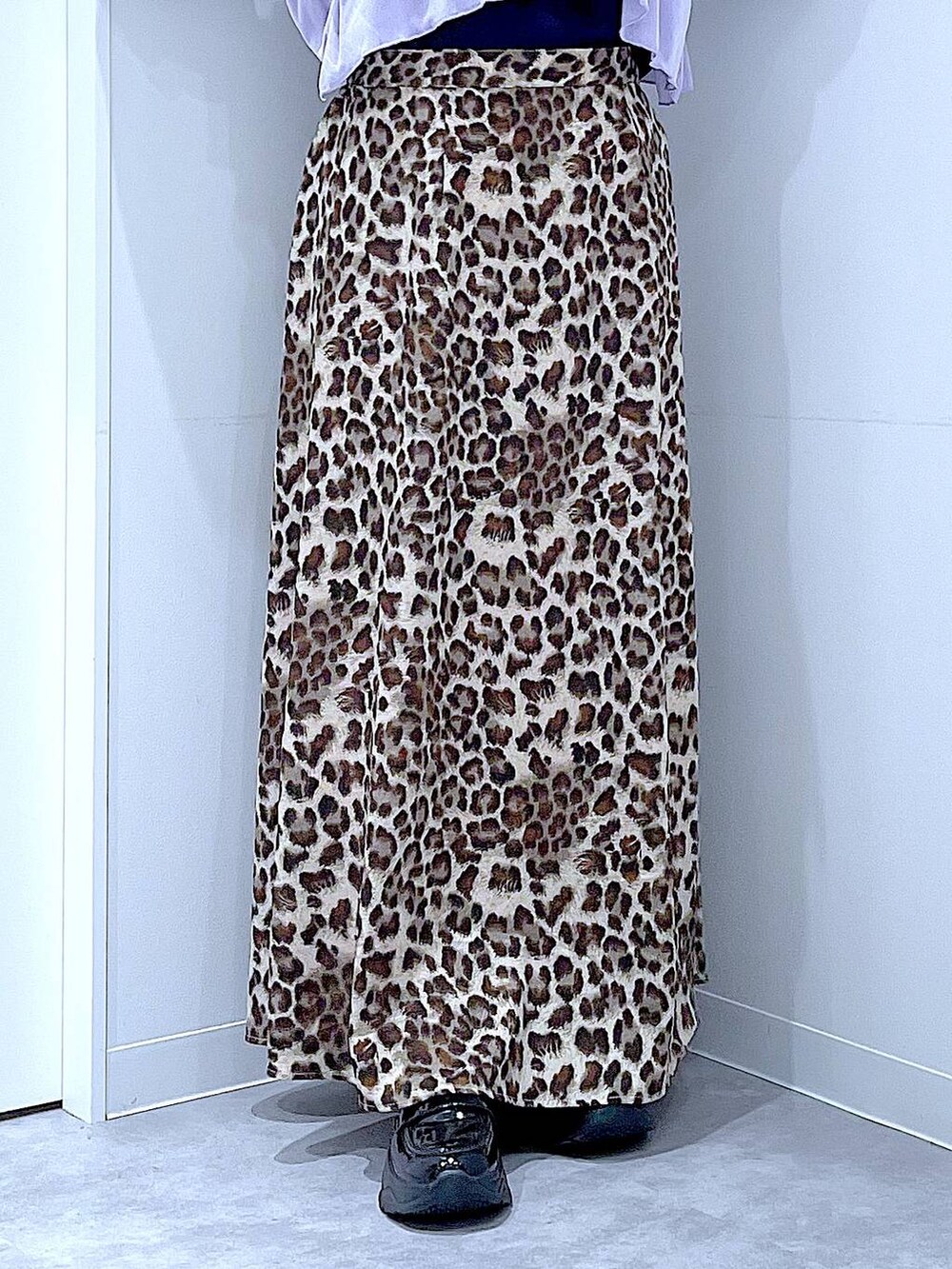 ブラック系のローファー、ブラウン系のボストンバッグ、ブラウン系のスカートを着用したレディースの秋コーディネートの8枚目の写真