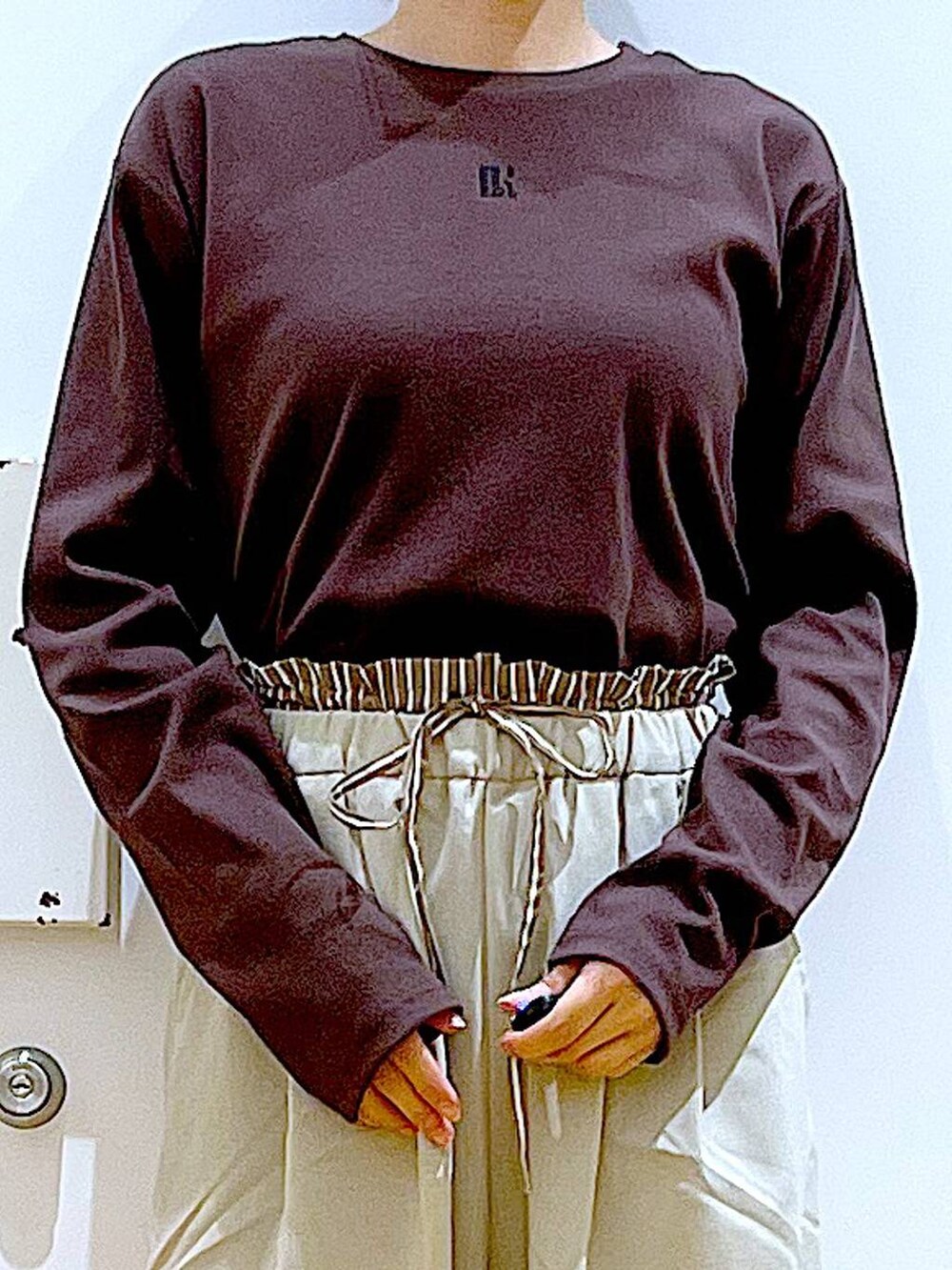 ブラック系のショルダーバッグ、シルバー系のパンプス、ベージュ系のその他パンツを着用したレディースの秋コーディネートの7枚目の写真