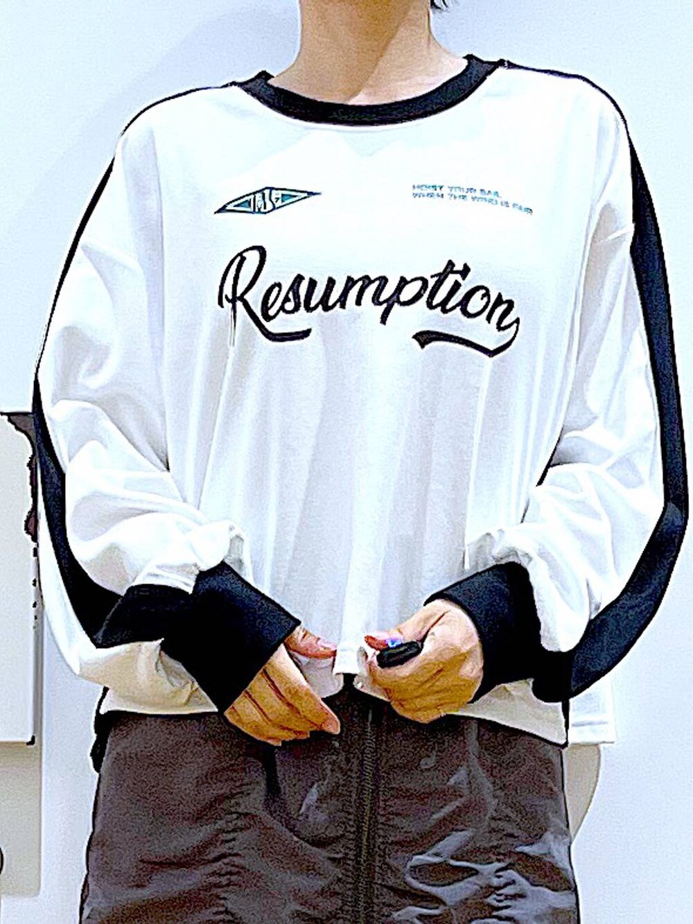 ブラック系のブーツ、ブルー系のトートバッグ、ホワイト系のTシャツ/カットソーを着用したレディースの秋コーディネートの7枚目の写真