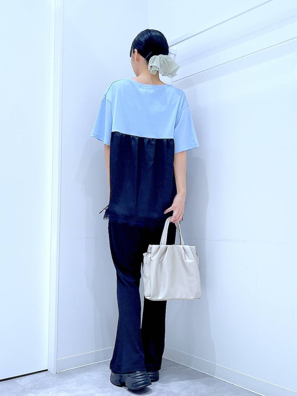 ブルー系のTシャツ/カットソー、ブラック系のその他パンツ、ブラック系のサンダルを着用したレディースの夏コーディネートの5枚目の写真
