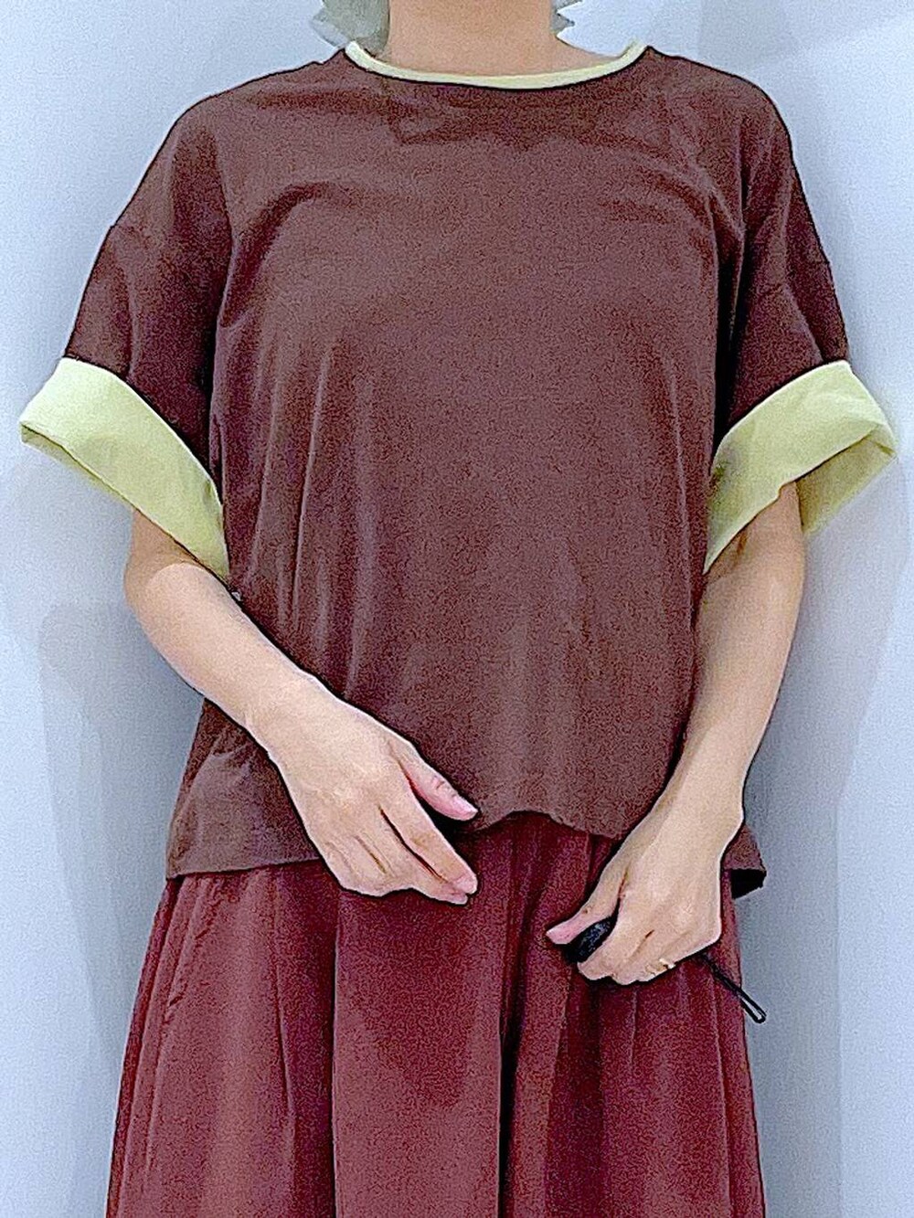 ブラウン系のTシャツ/カットソー、ブラウン系のその他パンツ、その他のシュシュを着用したレディースの夏コーディネートの7枚目の写真