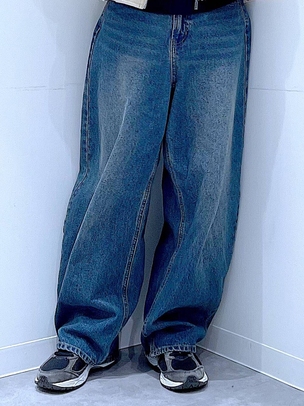 ブルー系のデニムパンツ、ブラック系のショルダーバッグ、ベージュ系のブルゾンを着用したレディースの春コーディネートの8枚目の写真