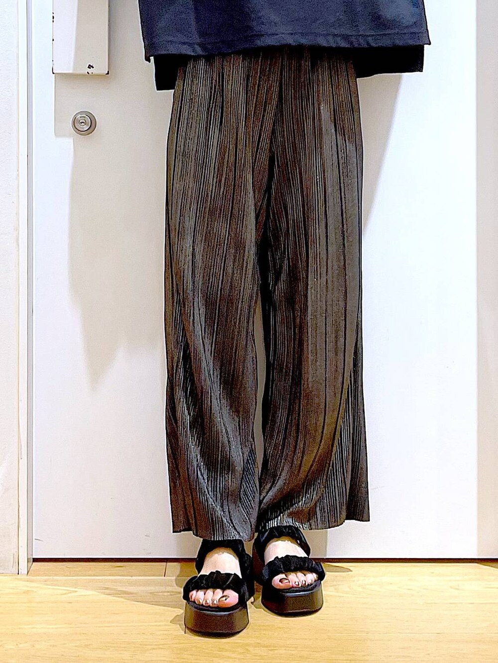 ブラック系のサンダル、ブルー系のトートバッグ、ブラック系のTシャツ/カットソーを着用したレディースの秋コーディネートの8枚目の写真