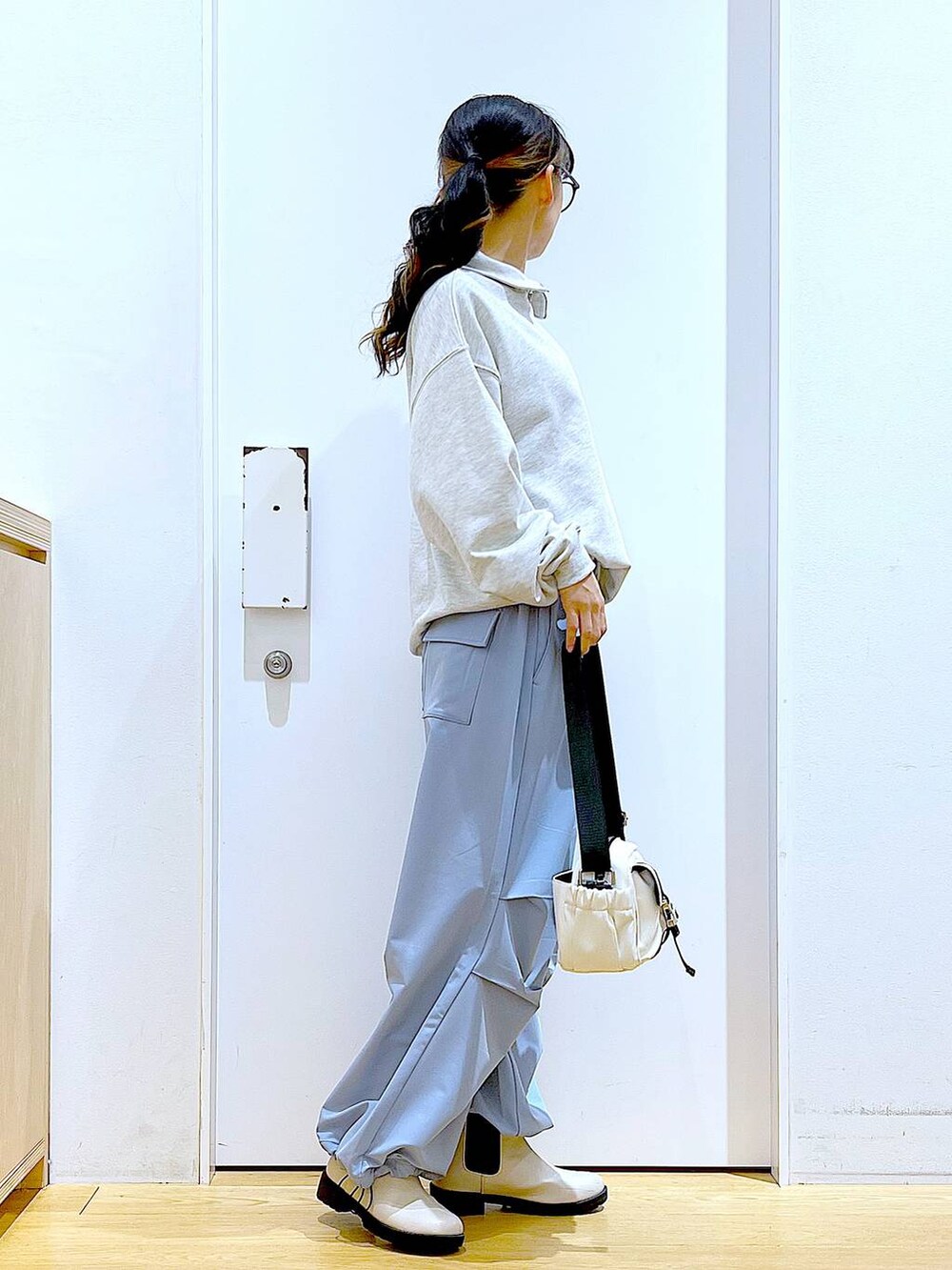 ブルー系のその他パンツ、ベージュ系のスウェット、ベージュ系のブーツを着用したレディースの春コーディネートの4枚目の写真