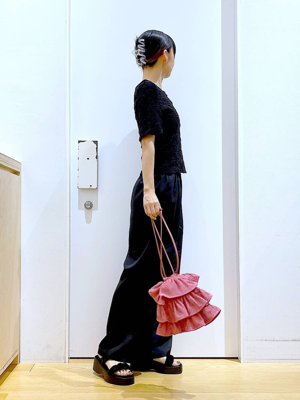 ブラック系のサンダル、ブラック系のその他パンツ、ブラック系のカーディガン/ボレロを着用したレディースの夏コーディネートの4枚目の写真