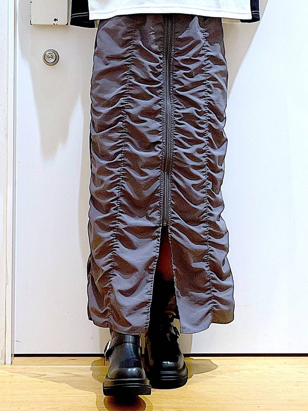 ブラック系のブーツ、ブルー系のトートバッグ、ホワイト系のTシャツ/カットソーを着用したレディースの秋コーディネートの8枚目の写真