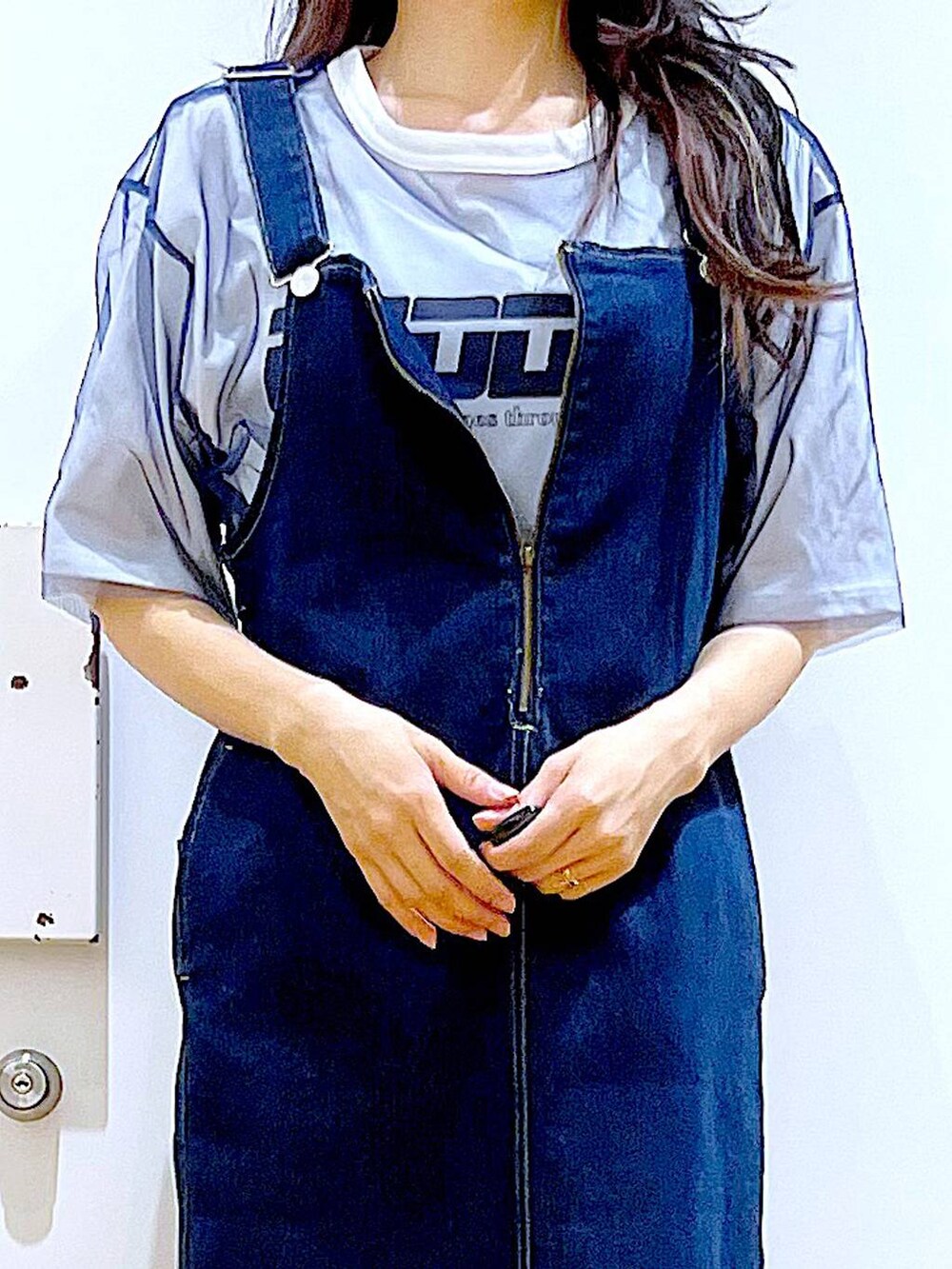 「リラックス、若見え、ゆったり、休日コーデ、骨格ウェーブ、LAKOLE、Tシャツ、キャップ、サンダル、カジュアル、楽ちんコーデ、バッグ、夏コーデ、体型カバー、スカート」｜「LAKOLEのデニムジャンスカ / 102219（ジャンパースカート、ブルー系）」を使った、あおき@LAKOLE海老名さん（レディース・156cm）の春コーディネートの7枚目の写真