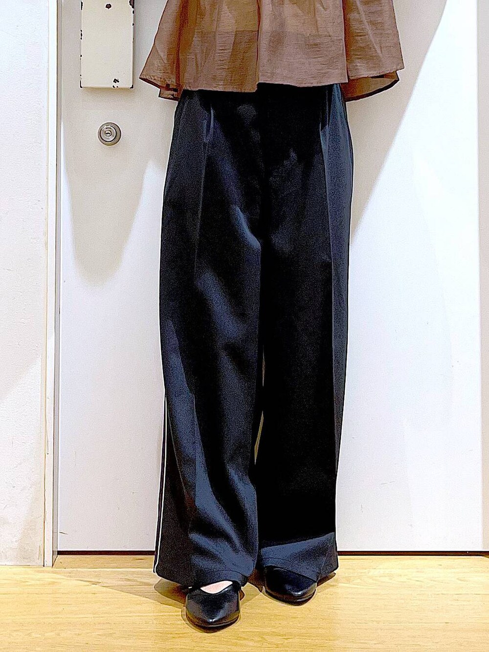 グレー系のショルダーバッグ、ブラック系のスラックス、ブラック系のパンプスを着用したレディースの秋コーディネートの8枚目の写真