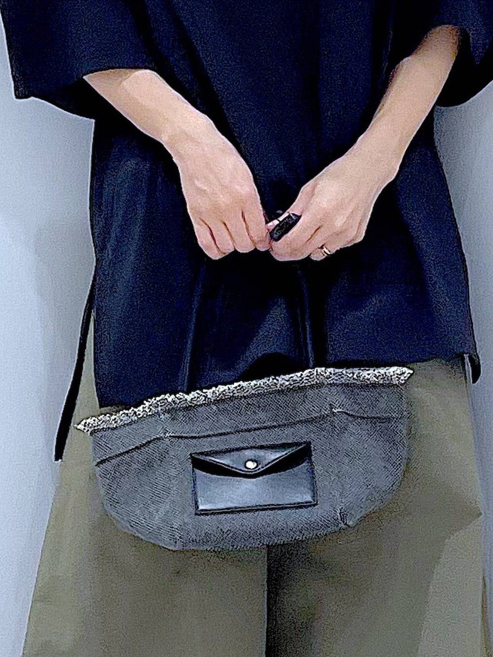 ブラック系のショルダーバッグ、ブラック系のサンダル、グリーン系のスカートを着用したレディースの夏コーディネートの9枚目の写真