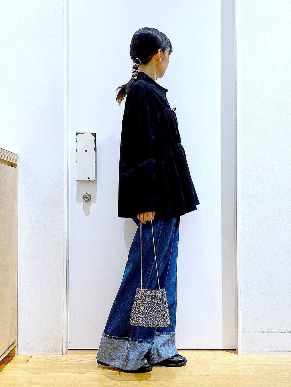 グレー系のショルダーバッグ、ブラック系のローファー、ブラック系のシャツ/ブラウスを着用したレディースの秋コーディネートの4枚目の写真