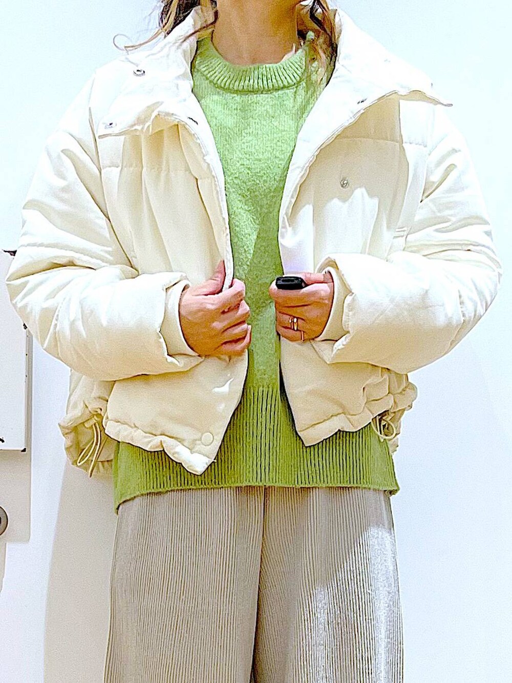 「リラックス、若見え、ゆったり、休日コーデ、骨格ウェーブ、LAKOLE、アウター、冬コーデ、カジュアル、ニット、楽ちんコーデ、差し色コーデ、メガネ、トートバッグ、ブーツ」｜「LAKOLEの12Gカシミヤタッチハリヌキストレートパンツ / 963510（その他パンツ、グレー系）」を使った、あおき@LAKOLE海老名さん（レディース・156cm）の冬コーディネートの7枚目の写真