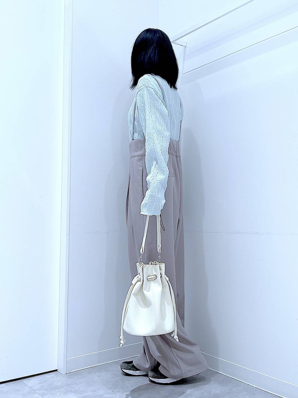 ホワイト系のショルダーバッグ、グレー系のサロペット/オーバーオール、その他のサングラスを着用したレディースの春コーディネートの3枚目の写真