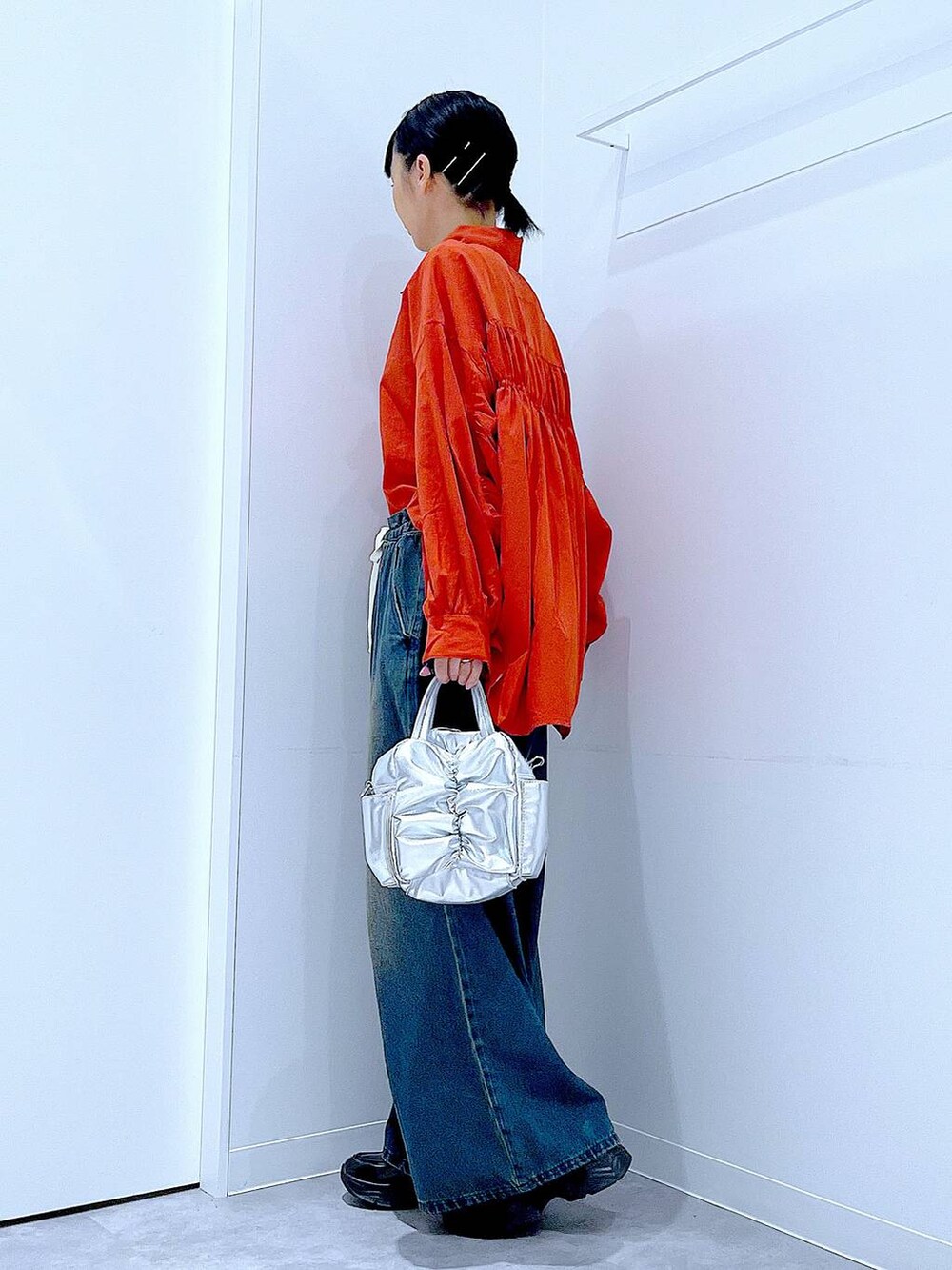 その他のショルダーバッグ、ブラック系のローファー、ブルー系のデニムパンツを着用したレディースの秋コーディネートの3枚目の写真