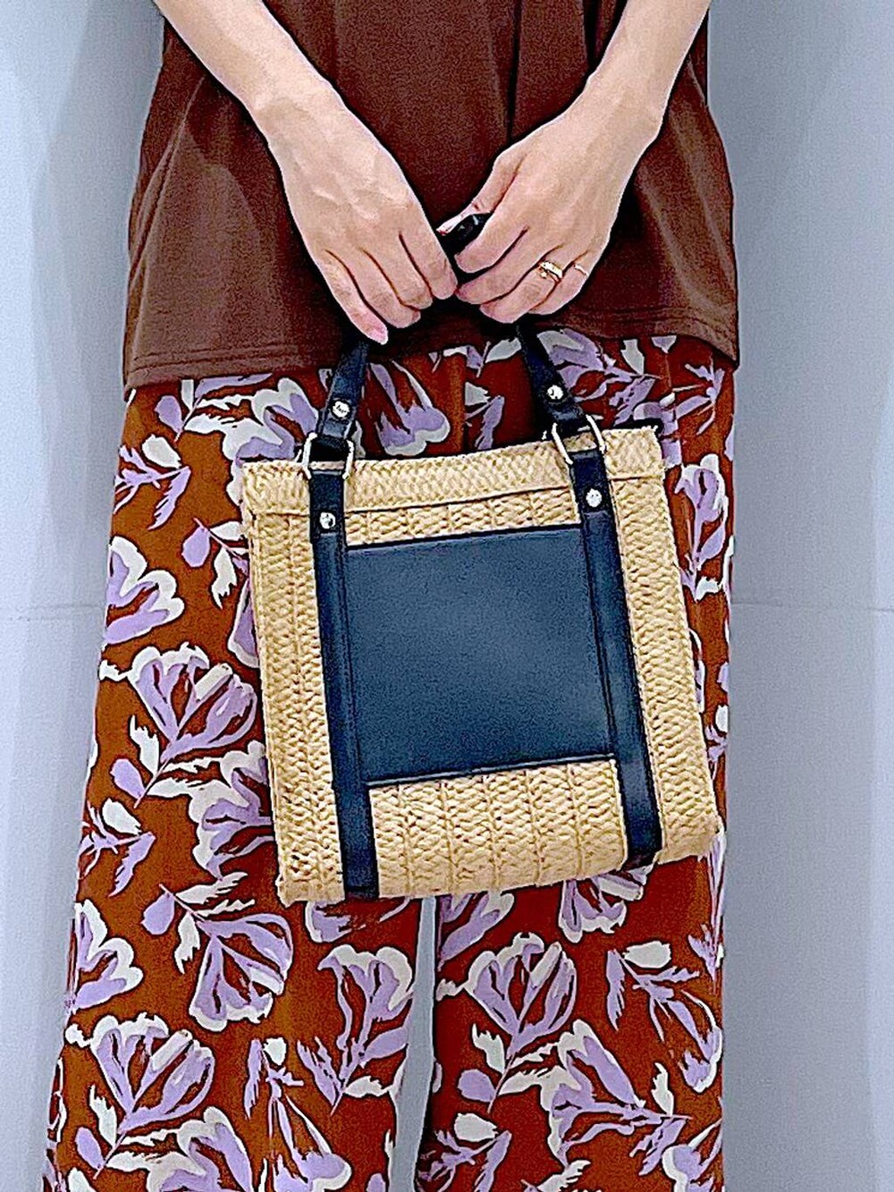 ブラウン系のその他パンツ、ベージュ系のショルダーバッグ、ホワイト系のサンダルを着用したレディースの夏コーディネートの9枚目の写真