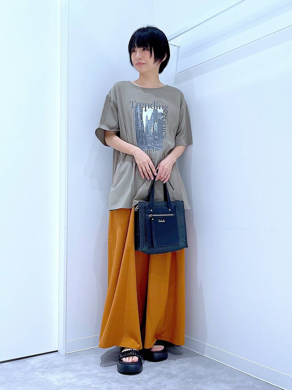 ブラック系のショルダーバッグ、ブラック系のサンダル、ブラウン系のその他パンツを着用したレディースの夏コーディネートの2枚目の写真