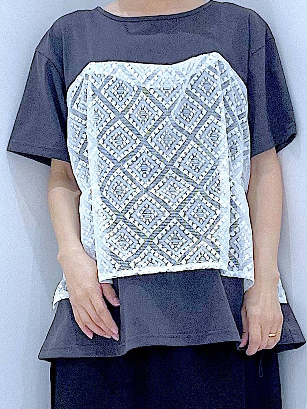 グレー系のショルダーバッグ、ブラック系のスニーカー、グレー系のTシャツ/カットソーを着用したレディースの夏コーディネートの7枚目の写真