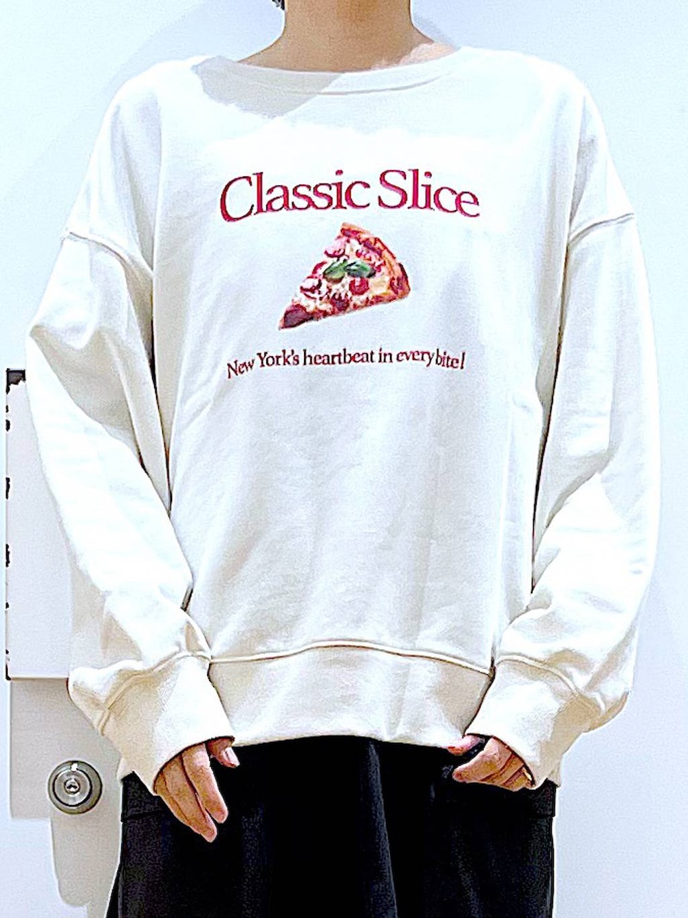 ブラック系のスニーカー、ブラック系のジャンパースカート、ブラック系のトートバッグを着用したレディースの冬コーディネートの7枚目の写真