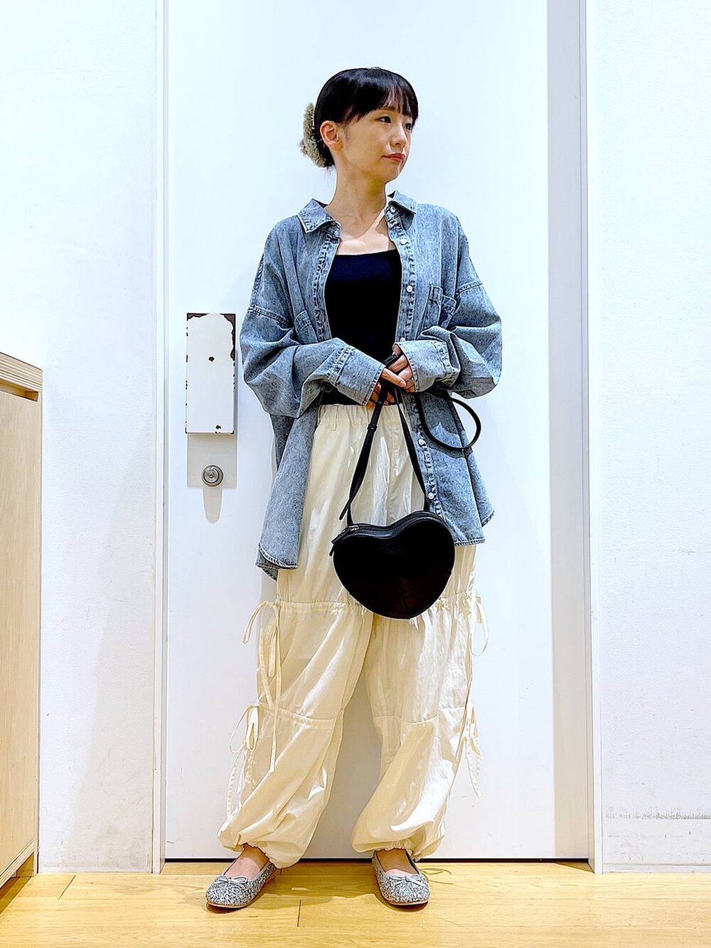 ブラック系のショルダーバッグ、シルバー系のパンプス、ブルー系のシャツ/ブラウスを着用したレディースの秋コーディネートの2枚目の写真