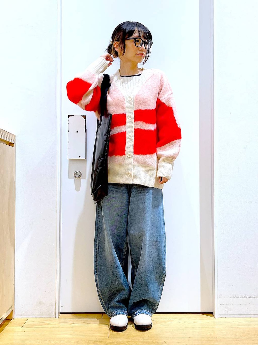 ベージュ系のブーツ、ベージュ系のニット/セーター、ブルー系のデニムパンツを着用したレディースの冬コーディネートの2枚目の写真