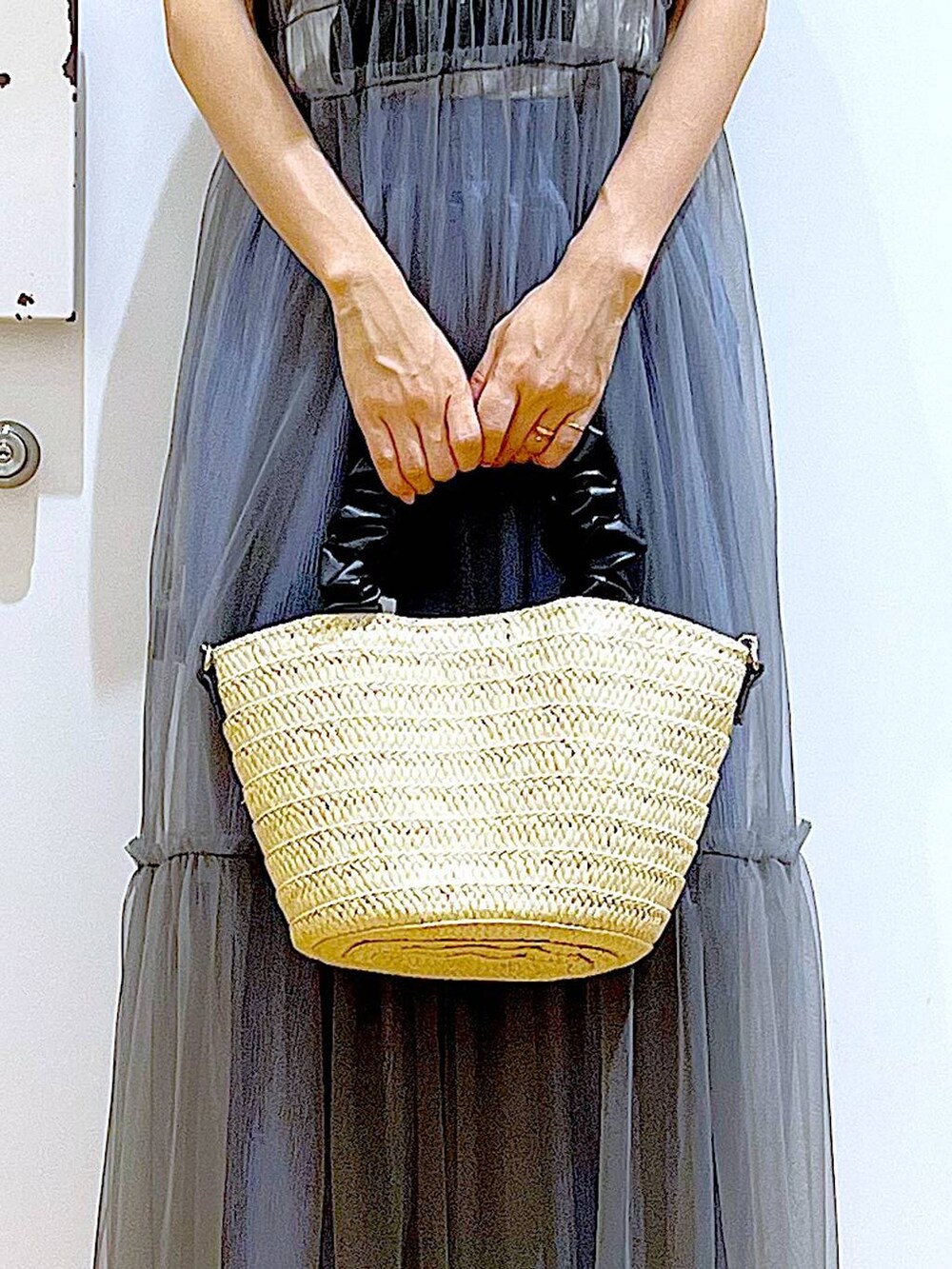 グレー系のワンピース、ホワイト系のショルダーバッグ、ホワイト系のサンダルを着用したレディースの夏コーディネートの9枚目の写真
