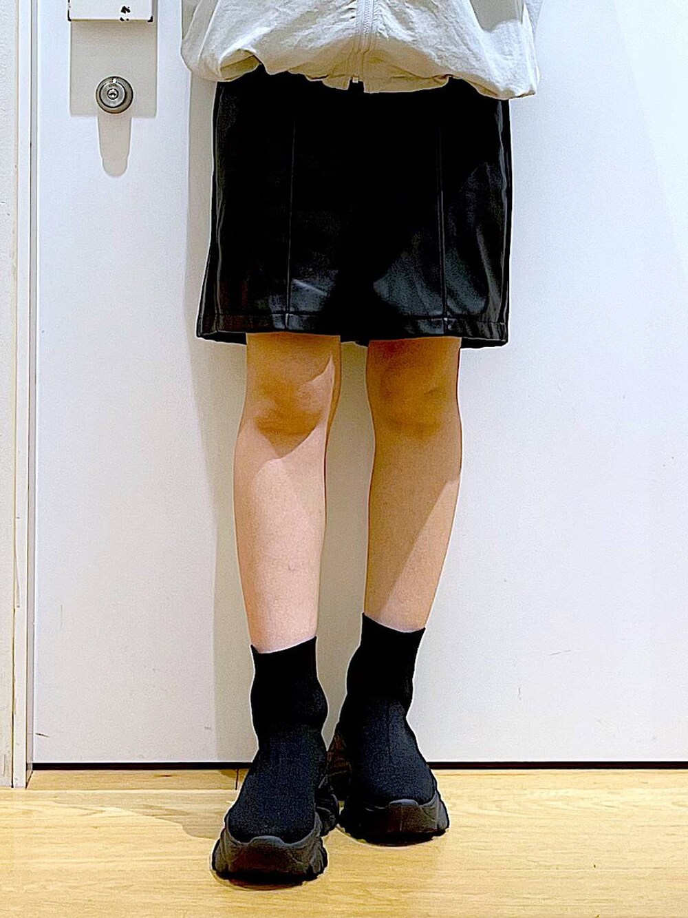 ブラック系のブーツ、ブルー系のトートバッグ、グレー系のブルゾンを着用したレディースの冬コーディネートの8枚目の写真