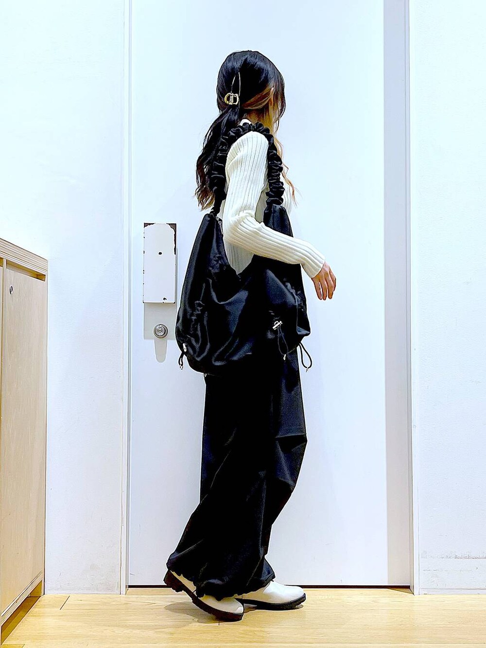 ブラック系のその他パンツ、ベージュ系のカーディガン/ボレロ、ベージュ系のブーツを着用したレディースの春コーディネートの4枚目の写真