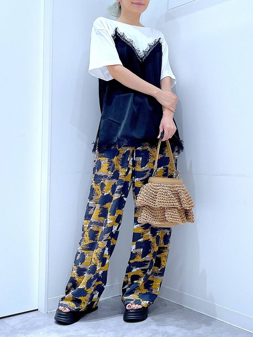 グレー系のその他パンツ、ホワイト系のTシャツ/カットソー、ベージュ系のショルダーバッグを着用したレディースの夏コーディネートの6枚目の写真
